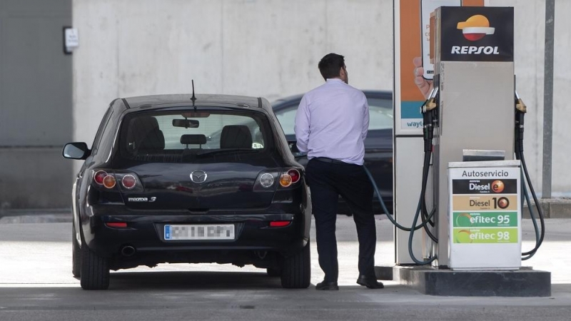09/03/2022. Un hombre reposta combustible en una gasolinera, a 24/02/2022.