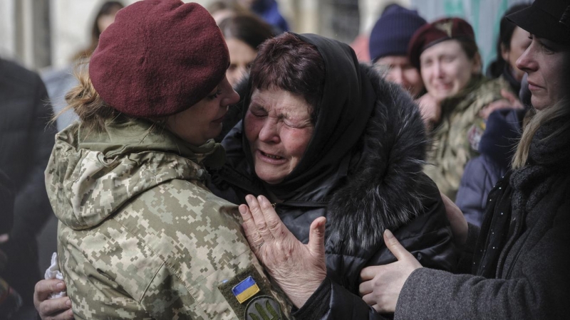 Una mujer ucraniana llora durante una ceremonia fúnebre de tres soldados ucranianos muertos en combates con las fuerzas rusas, en Lviv, Ucrania, 09 de marzo de 2022.
