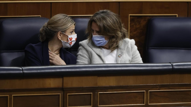 La vicepresidenta segunda y ministra de Trabajo, Yolanda Díaz (i) y la vicepresidenta tercera y ministra de Transición Ecológica, Teresa Ribera (d) durante la sesión de control al ejecutivo este miércoles en el CongresLa vicepresidenta segunda y ministra