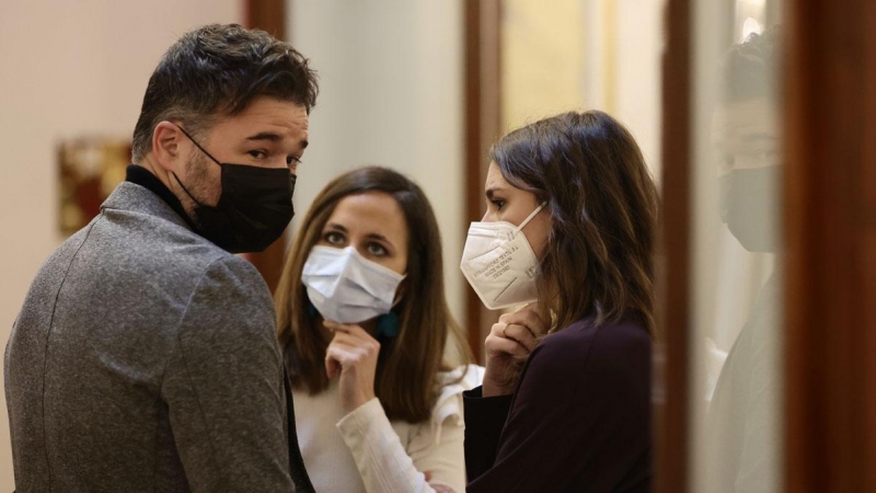 23/02/2022.- El portavoz parlamentario de ERC, Gabriel Rufián, la ministra de Derechos Sociales, Ione Belarra, y la ministra de Igualdad, Irene Montero, conversan en una sesión plenaria. Eduardo Parra / Europa Press