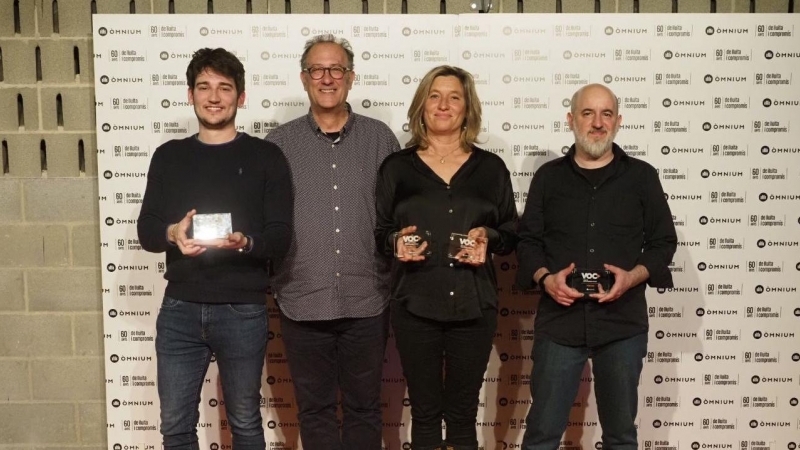 El president d'Òmnium Cultural, Xavier Antich, amb els guardonats del Festival de Curtmetratges VOC