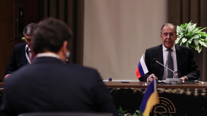 El Ministro de Relaciones Exteriores de Rusia, Sergei Lavrov y el Ministro de Relaciones Exteriores de Ucrania, Dmytro Kuleba.