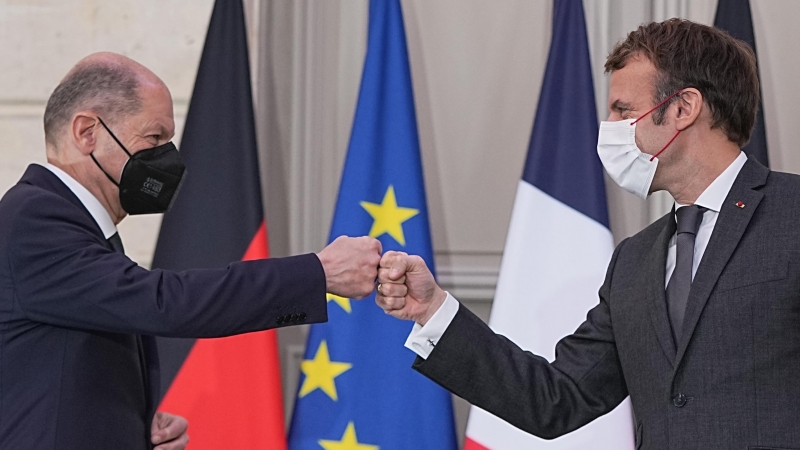 El canciller alemán Olaf Scholz (L) y el presidente francés Emmanuel Macron chocan con el puño al final de su conferencia de prensa conjunta después de su reunión en el Palacio del Elíseo.