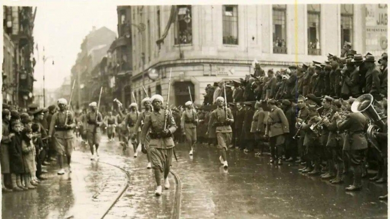 Tropas norteafricanas entrando en Gijón tras el aplastamiento de la revolución