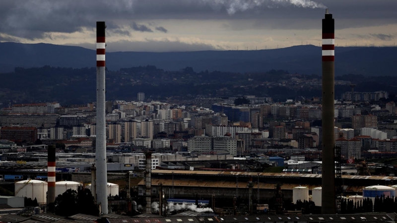 10/03/2022-Dos de las chimeneas de la refinería Repsol de A Coruña