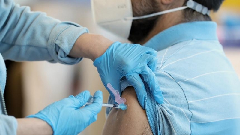 10/03/2022. Una persona recibe una vacuna contra la covid-19, en el Hospital Infanta Sofía, a 30/01/2021.