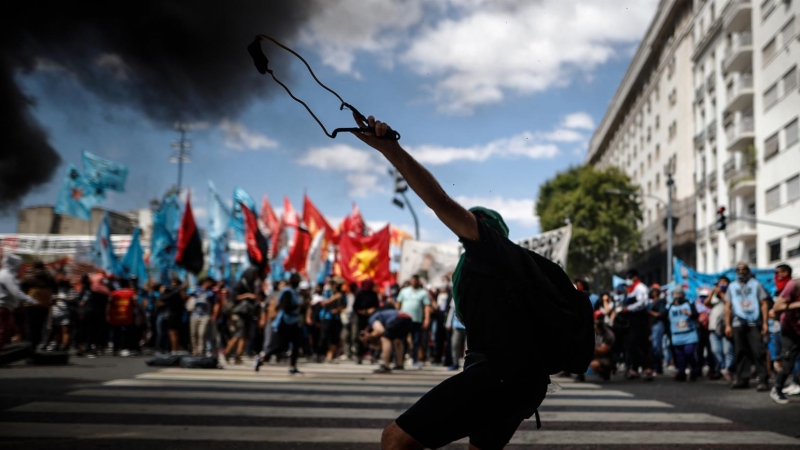 Manifestantes protestan en los alrededores del Parlamento argentino en Buenos Aires (Argentina) este 10 de marzo de 2022.