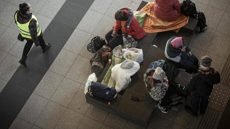 Refugiados de guerra de Ucrania en el punto de ayuda en la estación principal de tren en Wroclaw, Polonia.