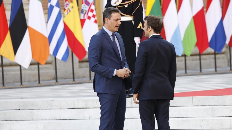 El presidente francés Emmanuel Macron (d) saluda al presidente español, Pedro Sánchez (i) a su llegada a la cumbre de los jefes de Estado y de Gobierno de la Unión Europea en Versalles.