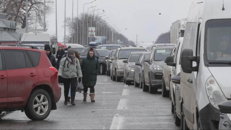 Coches esperan en línea en el cruce fronterizo de Ucrania - Rumania.