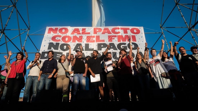 Los manifestantes participan en una protesta contra el acuerdo alcanzado entre el gobierno nacional y el Fondo Monetario Internacional (FMI).