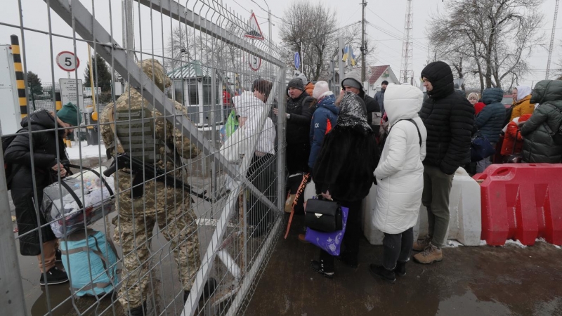 La gente espera en línea en el cruce fronterizo de Ucrania - Rumania.