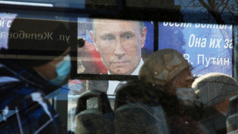 11/03/2022 Un retrato de Vladímir Putin se vislumbra tras los cristales de un autobús que circula por la ciudad de Simferopol, en la península de Crimea (Ucrania)