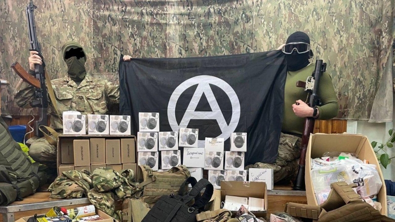 Anarquistas reuniendo material militar para sus camaradas de Ucrania.