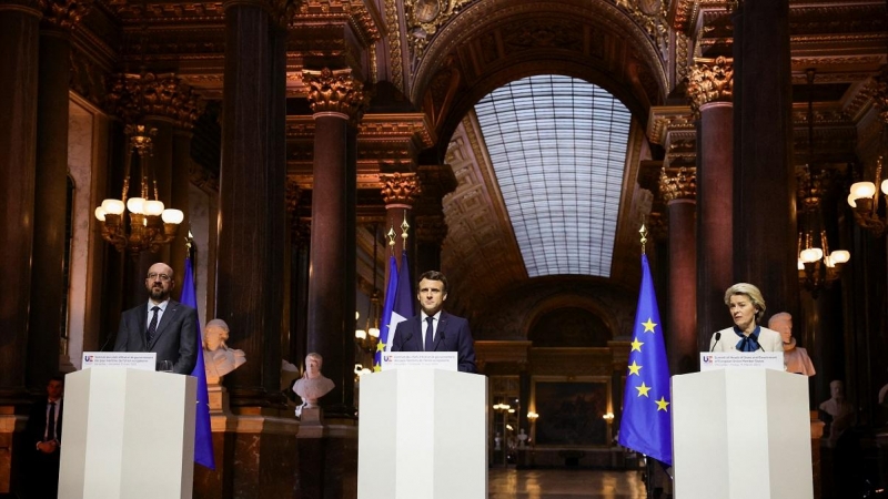 11/03/2022 La presidenta de la Comisión Europea, Ursula Von der Leyen, comparece al término de la cumbre de Versalles junto al presidente del Consejo Europeo, Charles Michel, y el presidente francés, Emmanuel Macron