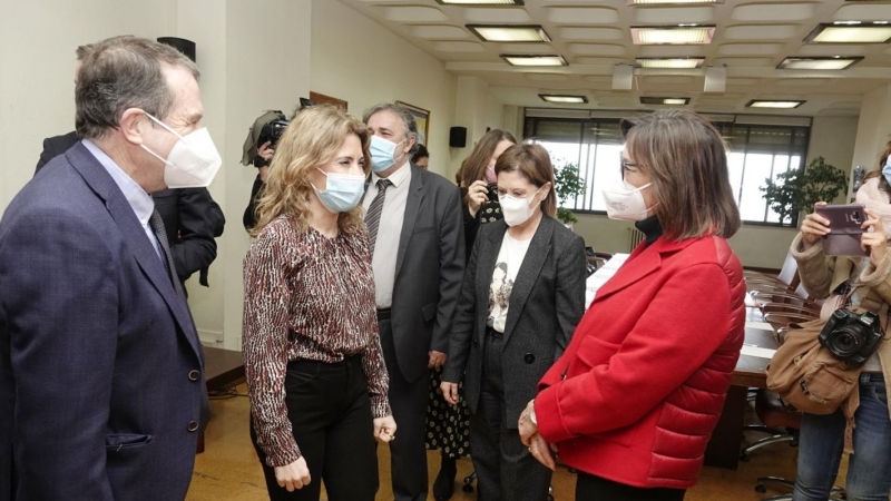 La ministra de Transportes, Movilidad y Agenda Urbana, Raquel Sánchez (2i), en la presentación del Programa de Impulso a la Rehabilitación de Edificios Públicos de Entidades Locales (PIREP Local), en el Ayuntamiento de Vigo, a 11 de marzo de 2022.