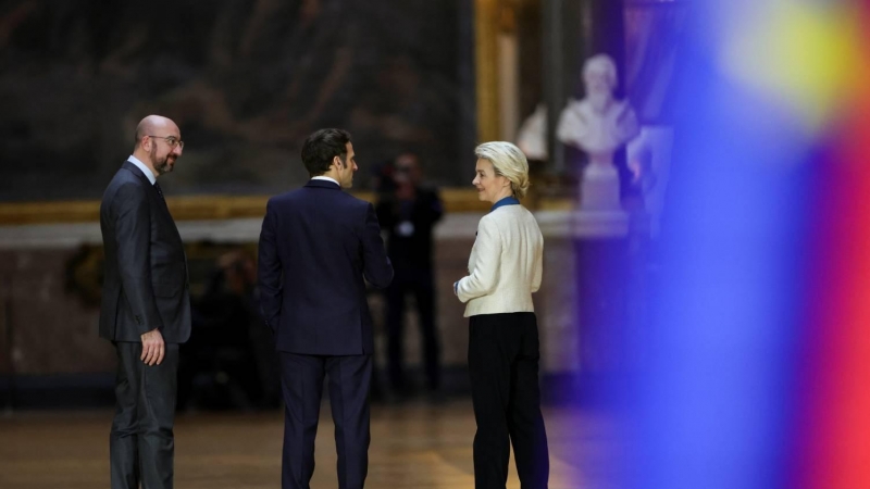 El presidente del Consejo Europeo, Jacques Michel, el presidente francés, Emmanuel Macron, y la presidenta de la Comisión Europea, Ursula von der Leyen, en Versalles este 11 de marzo de 2022.