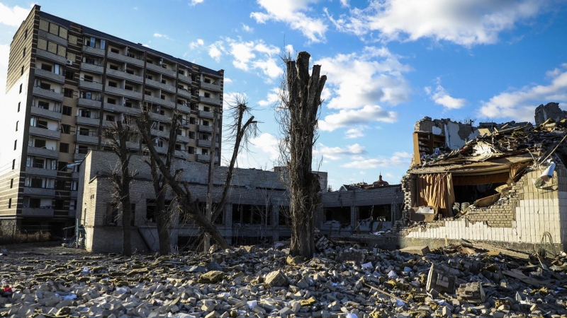 11/03/2022 Un edificio destruido por una bomba cerca del colegio número 25 en Zhytomyr (Ucrania)