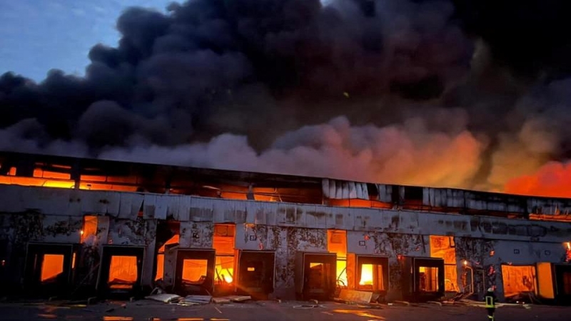 12/03/2022 Un almacén de productos congelados se incendia en la aldea de Kvitneve, distrito de Brovary, situado en la región de Kiev (Ucrania)