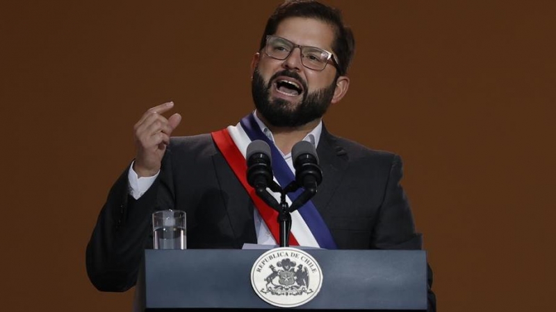 El presidente de Chile, Gabriel Boric, ofrece su primer tras asumir la presidencia, el 11 de marzo, en Santiago (Chile).