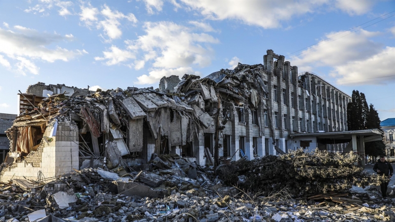 El edificio principal que fue destruido por una bomba cerca de la escuela número 25 en Zhytomyr, Ucrania, el 11 de marzo de 2022.