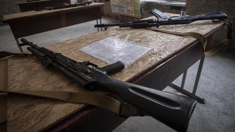 AK-47 ruso visto durante el entrenamiento militar en la Universidad Politécnica de la ciudad en Odessa, Ucrania, el 11 de marzo de 2022.