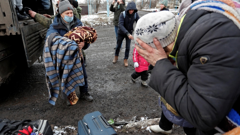 Los civiles evacuados de Volnovakha llegan a la aldea de Bugas, controlada por los separatistas, durante el conflicto entre Ucrania y Rusia en la región de Donetsk, Ucrania, el 11 de marzo de 2022.