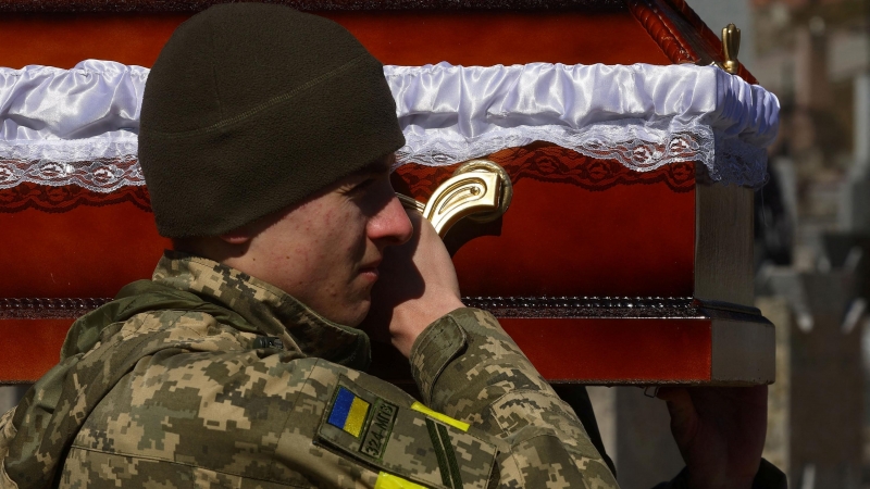 La gente asiste al servicio conmemorativo y funerario de tres hombres del servicio del ejército ucraniano caídos en Lviv