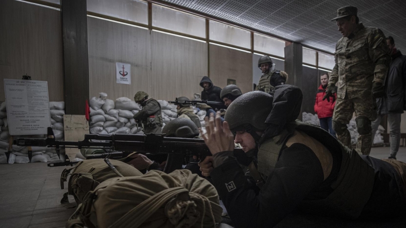 El Departamento de Entrenamiento Militar está ubicado en la Universidad y se dictan clases diariamente para cualquier persona. Las tropas rusas entraron en Ucrania el 24 de febrero, lo que llevó al presidente del país a declarar la ley marcial y provocó u