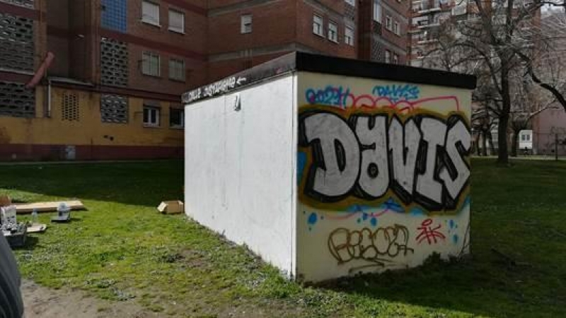 12/03/2022 El muro en el que la Policía Municipal de Madrid ha impedido a la Plataforma en Defensa de la calle Maestra Justa Freire homenajear a la pedagoga