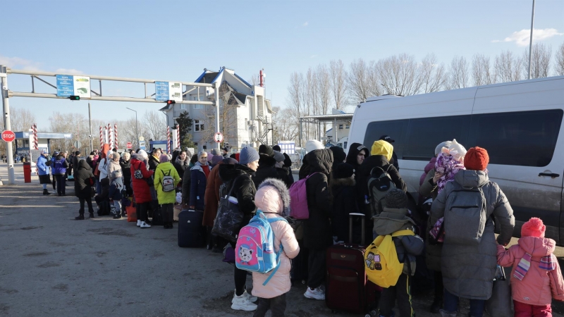 Cientos de ucranianos hacen cola para subirse a un minibus en la frontera entre Ucrania y Moldavia este 12 de marzo de 2022.