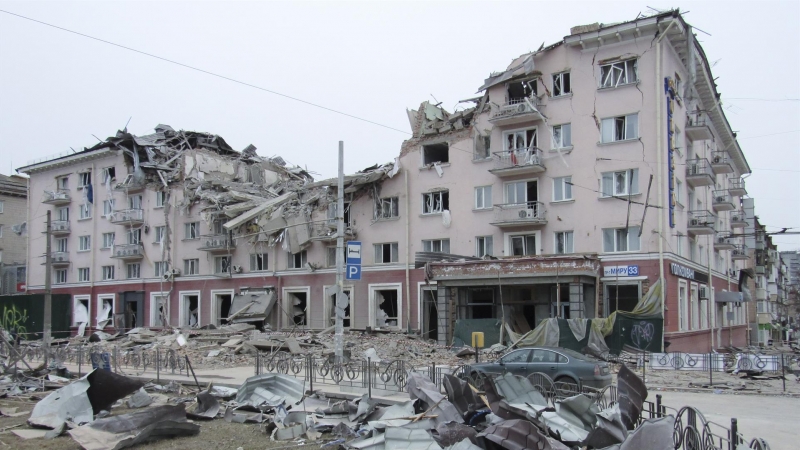 El estado ruinoso en el que ha quedado un hotel en la ciudad ucraniana de Chernihiv tras un bombardeo ruso este 12 de marzo de 2022.