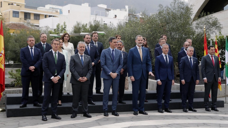 El rey Felipe acompañado por el presidente del Gobierno, Pedro Sánchez, y el presidente del Senado, Ander Gil, posa para la foto de familia con los presidentes autonómicos