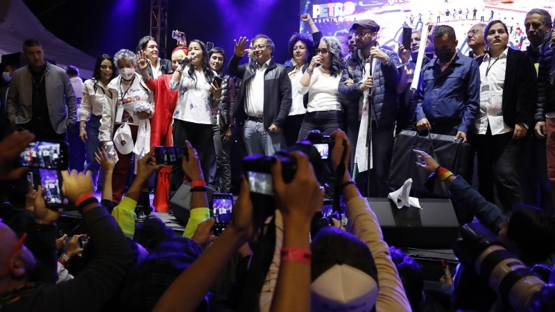 El precandidato a la Presidencia de Colombia por el Pacto Histórico, Gustavo Petro (c), participa en el acto de cierre de campaña