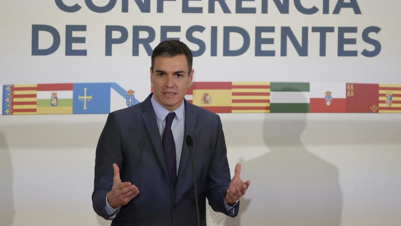 El presidente del Gobierno, Pedro Sánchez, durante su intervención en la reunión de la XXVI Conferencia de Presidentes se celebra este domingo en el Museo Arqueológico Benahoarita, en la localidad de Los Llanos de Aridane