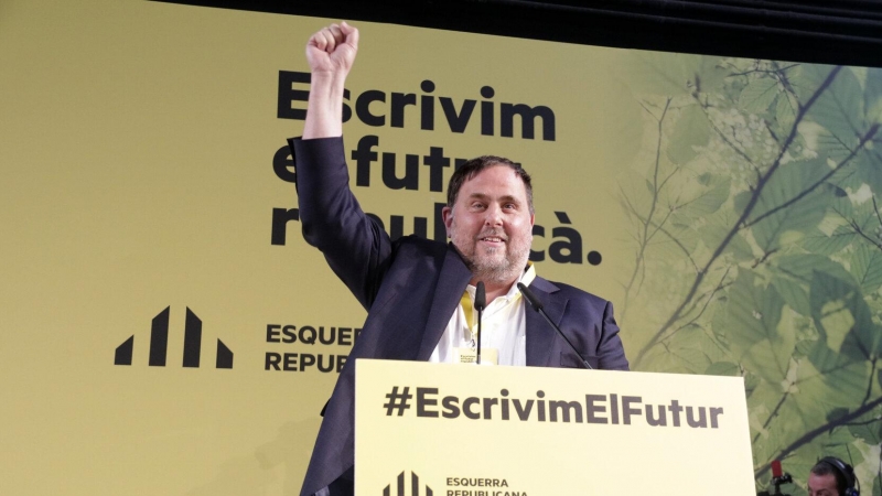 El president d'ERC, Oriol Junqueras, alça el puny durant la Conferència Nacional del partit.