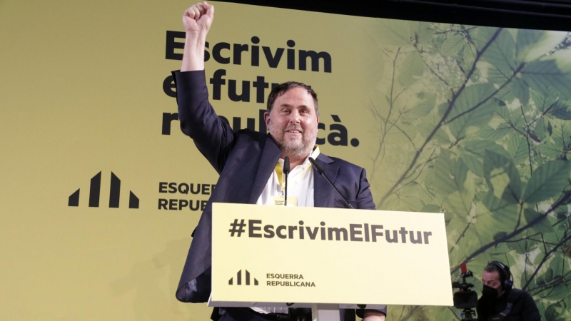 El president d'ERC, Oriol Junqueras, alça el puny durant la Conferència Nacional del partit.