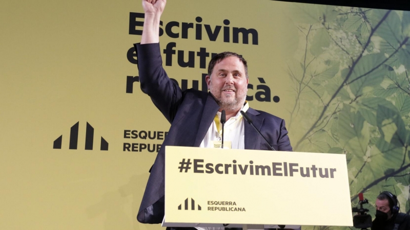 El president d'ERC, Oriol Junqueras, alça el puny durant la Conferència Nacional del partit.