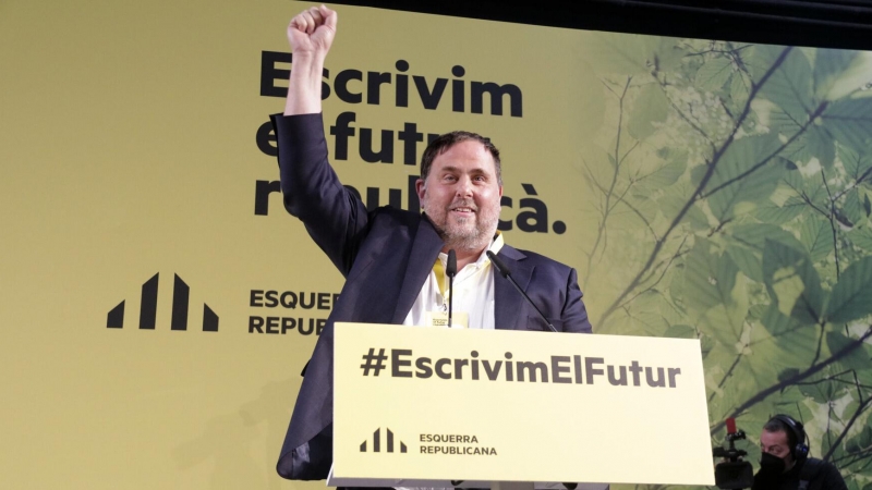 El president d'ERC, Oriol Junqueras, alça el puny durant la Conferència Nacional del partit.