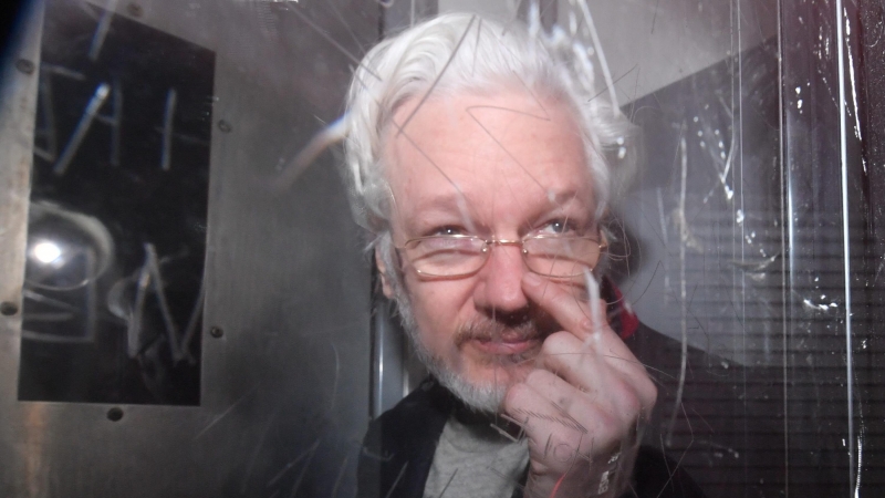El fundador de Wikileaks, Julian Assange, abandona el Tribunal de Magistrados de Westminster, donde compareció para una audiencia administrativa sobre su extradición a los Estados Unidos