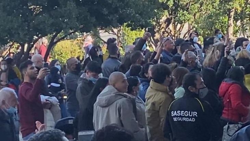 13/03/2022 Ciudadanos colombianos se agolpan a las puertas del centro de votación en Madrid, situado en la Casa de Campo