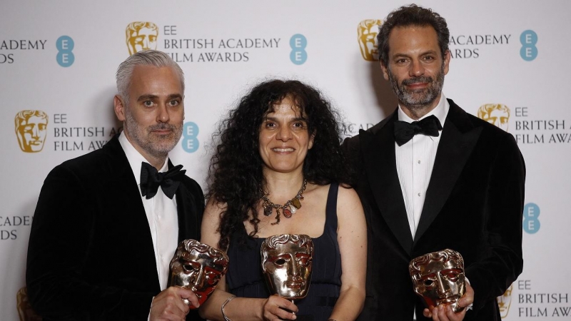 Iain Canning, Tanya Seghatchian y Emile Sherman posan con su premio a la Mejor Película por 'El poder del perro' este domingo 13 de marzo de 2022.
