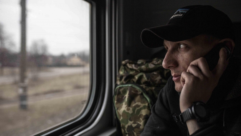 Igor Plahotnyuk, de 31 años, regresa a Kiev en tren para unirse como al Ejército de Ucrania.