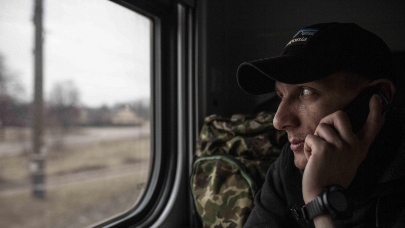 Igor Plahotnyuk, de 31 años, regresa a Kiev en tren para unirse como al Ejército de Ucrania.