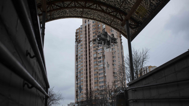 Un edificio de apartamentos de Kiev bombardeado durante el segundo día de la invasión rusa, este domingo.