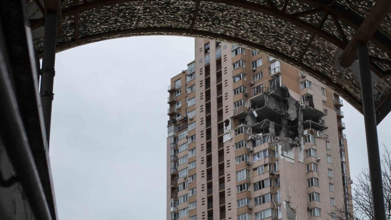 Un edificio de apartamentos de Kiev bombardeado durante el segundo día de la invasión rusa, este domingo.