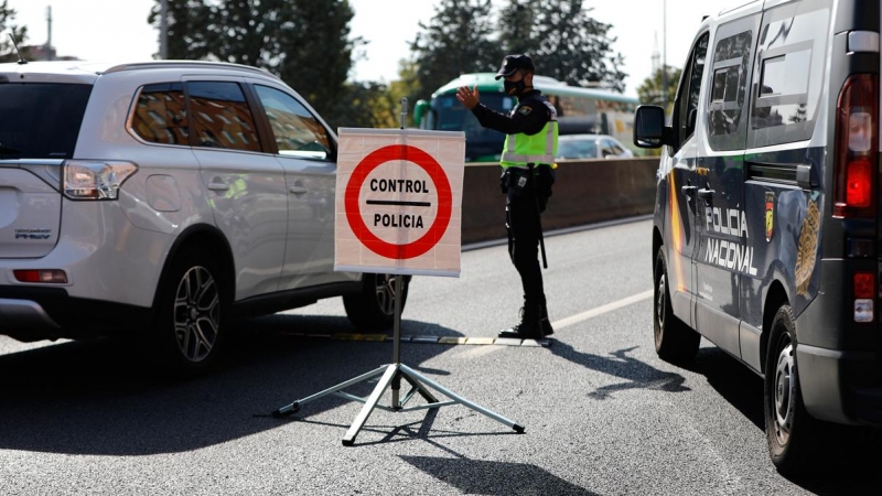 Un agente de la Policía Nacional durante un control en Madrid durante el estado de alarma.