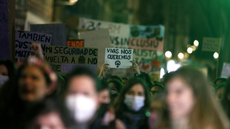 Un grupo de personas en una manifestación por el 8M, Día Internacional de la Mujer, a 8 de marzo de 2022, en Palma de Mallorca, Baleares.