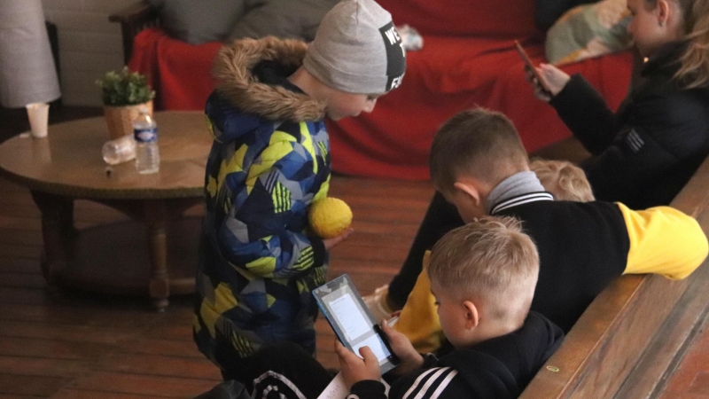 Diversos infants refugiats jugant en la sala d'estar de la casa de colònies de Sallent.