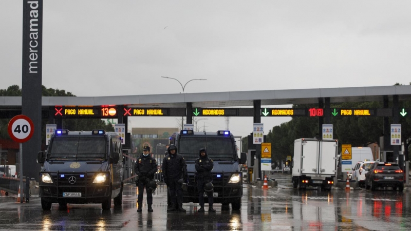 Varios agentes de la Policía Nacional en la entrada de MercaMadrid en la primera jornada de paro de transportistas.